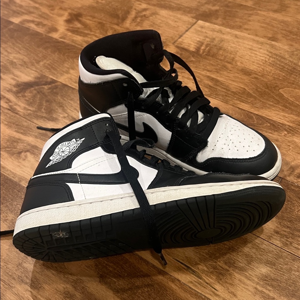 Nike. Womens 6.5….Black and White - Picture 2 of 3